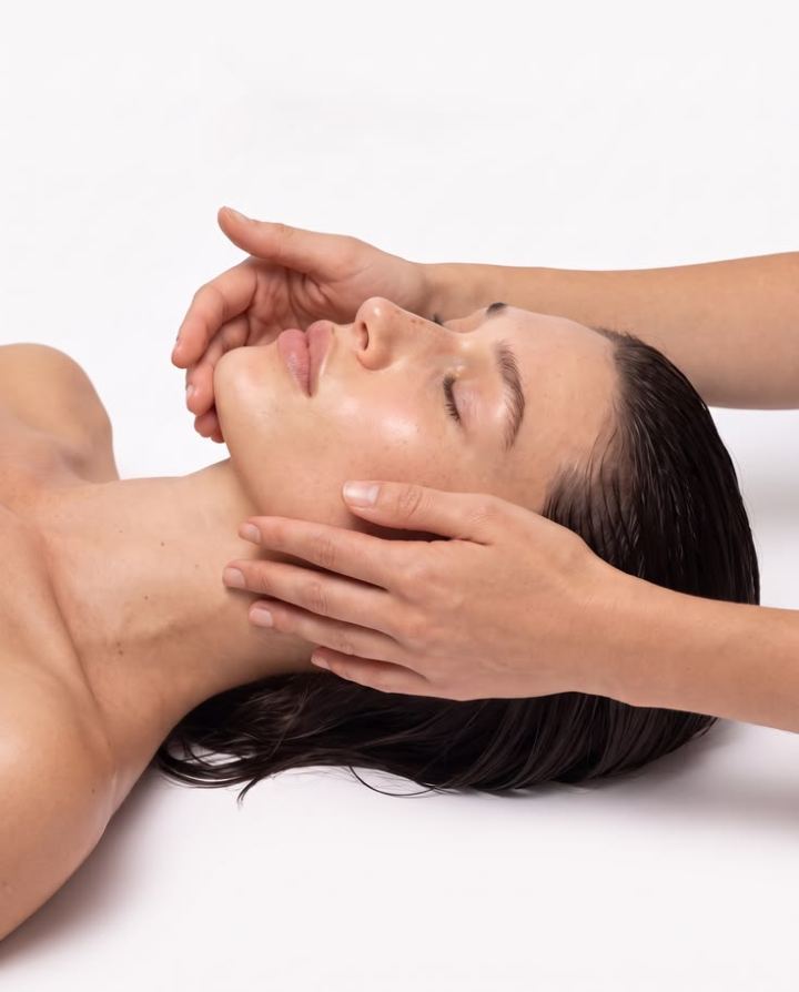 Modelage du visage pendant une préparation au CAP, première étape d'une reconversion esthéticienne