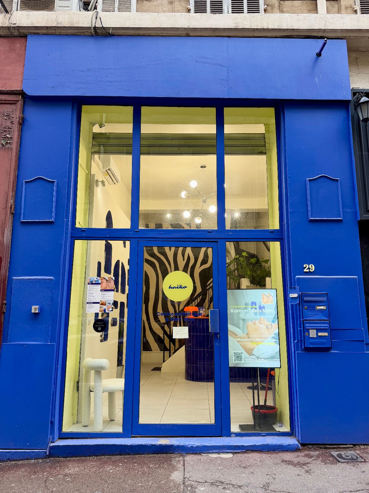 Façade bleue du centre esthétique Haïko au 29 rue Edmond Rostand à Marseille, vitrine ouverte sur l'accueil
