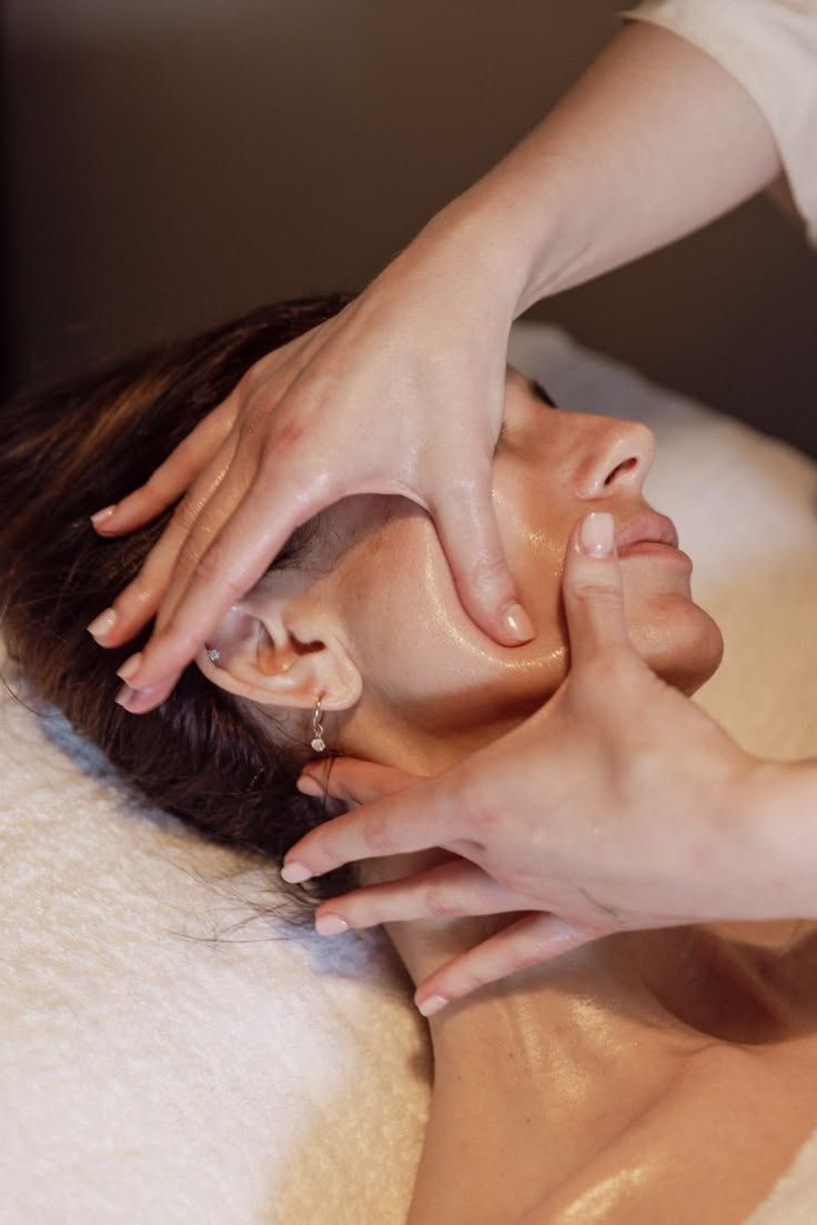 Geste de massage du visage pendant une formation pour devenir praticienne Kobido à Marseille