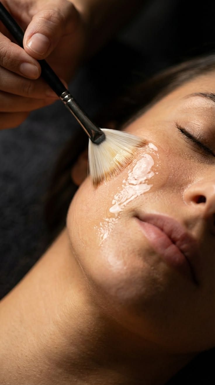 Application d'un peeling visage au pinceau éventail sur la joue d'une cliente, illustration de la formation peeling esthétique à Marseille